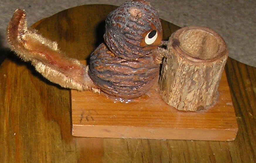 VTG Hand Craft  Walnut Shell Squirrel Bushy Tail Basket  Cook Forest Pa Folk Art