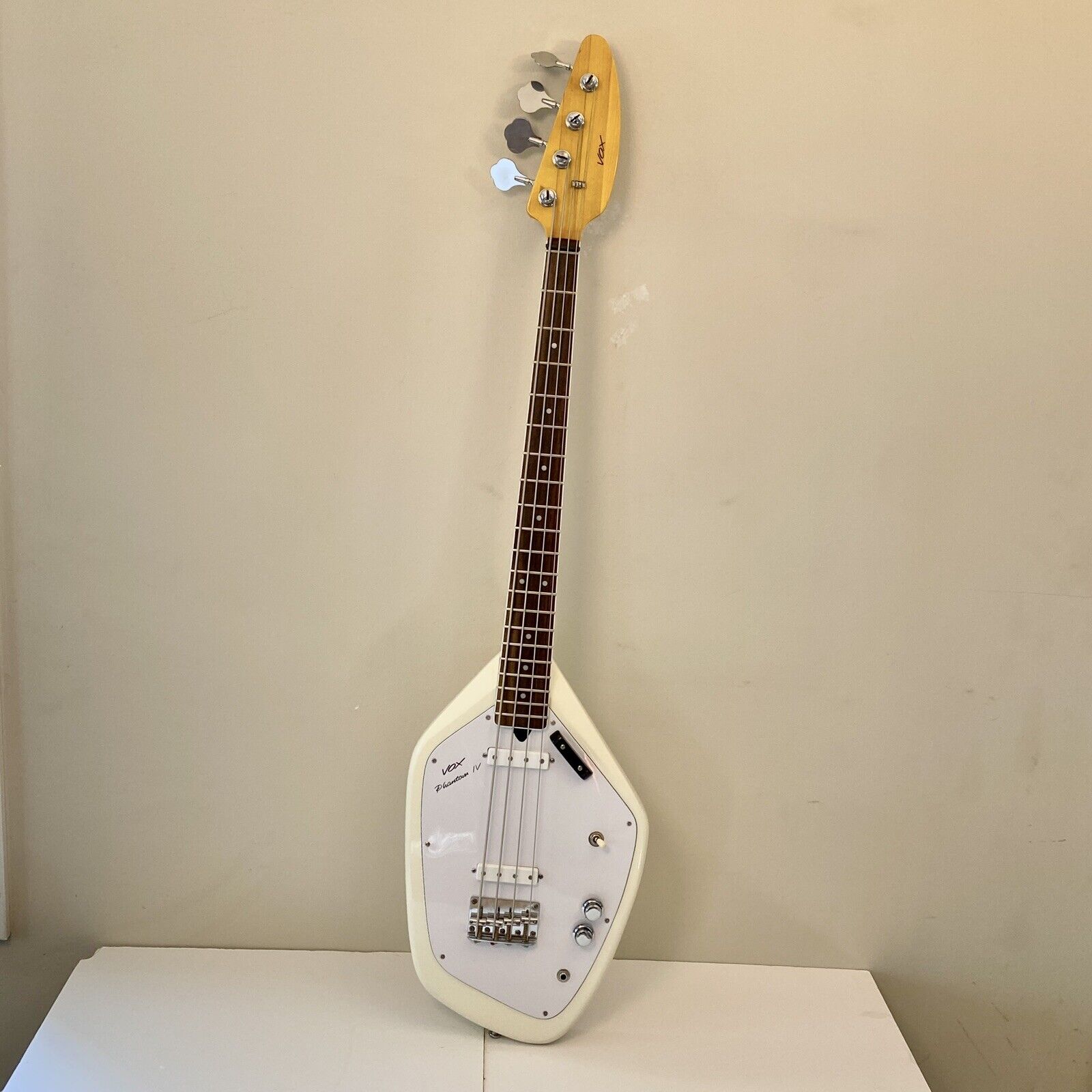 Vox Phantom Iv Bass Guitar 60's Vintage Reissue Original Specs Short Scale Neck